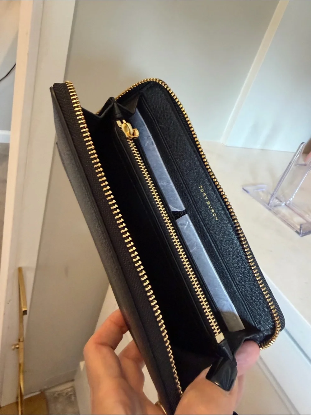 Tory Burch EUC Black Pebbled Leather Zip Wallet with Gold Hardware